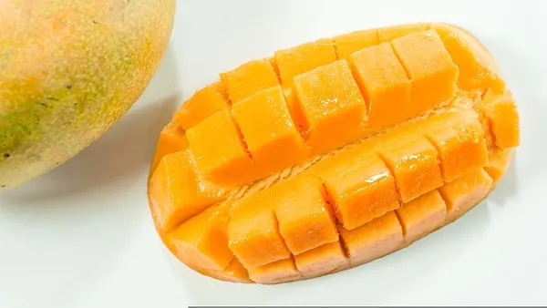 adina-meyvelerin-krali-deniyor-duzenli-yediginizde-vucuttaki-c-vitaminini-fulluyor-1664000701855.jpg