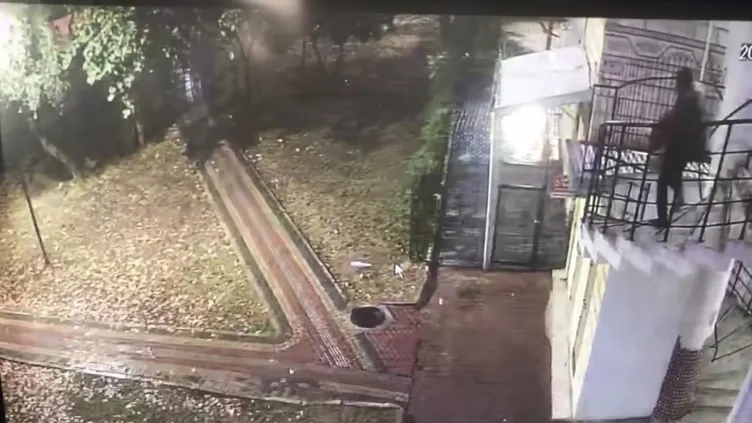 Eli bıçaklı saldırgan camide müezzin ve cemaate dehşeti yaşattı: Buraya kimseyi sokmayacağım…