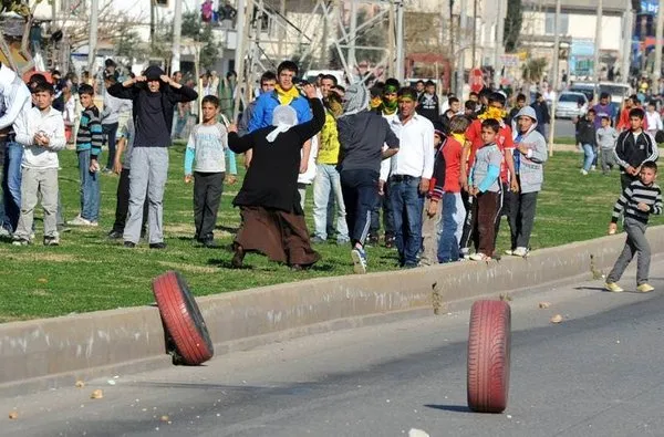 Taş atan çocukları terlikle kovaladı