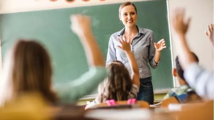 Öğretmenler Günü hediye önerileri 2022:  En güzel ve anlamlı öğretmenler günü hediyesi ne alınır? İşte Kadın - Erkek öğretmene alınabilecek hediye önerileri ve fikirler!