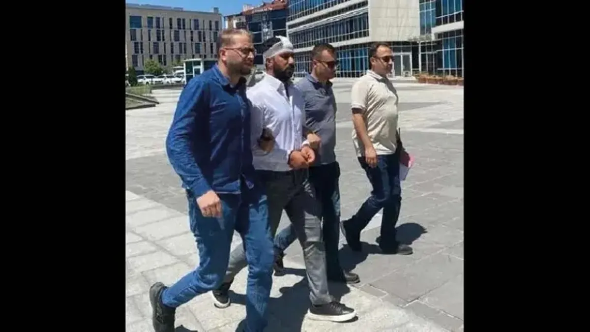 Mahkeme salonunda adalet terazisi ve dosyalar