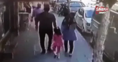 Kaldırımda yürüyen baba ve kızın üstüne binadan beton parçaları düştü! O anlar kamerada | Video