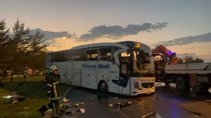 kayseride-faciadan-donuldu-yolcu-otobusu-ile-akaryakit-tankeri-carpisti-2si-agir-35-yarali-1787632706535.jpg
