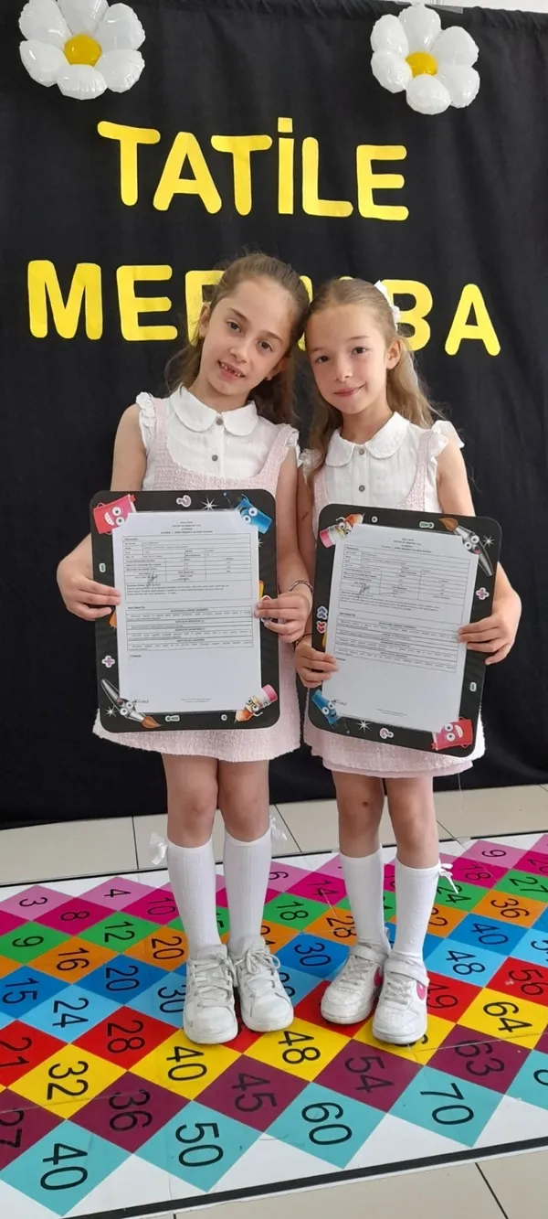 ikizlerin-ilk-karne-heyecani-biz-bu-ulkenin-yarinlariyiz-1750423595790.jpg