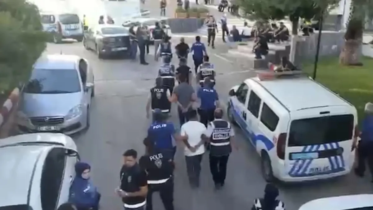 Gaziantep merkezli uyuşturucu operasyonunda gözaltına alınan şüpheliler