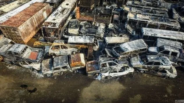 Binlerce otomobil yandı, kül oldu