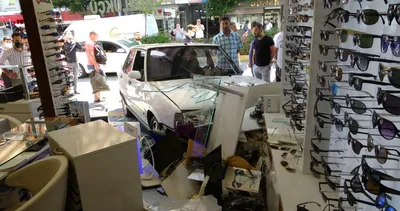 Drift atan otomobil iş yerine daldı! Ortalık savaş alanına döndü