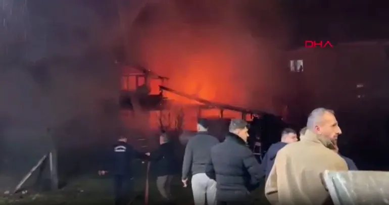 Sakarya’da tek katlı ahşap ev alev alev yandı