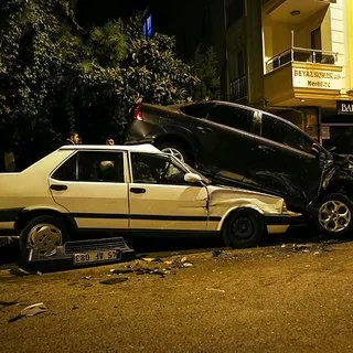 Polisten kaçan şüpheliler park halindeki 6 otomobile çarptı