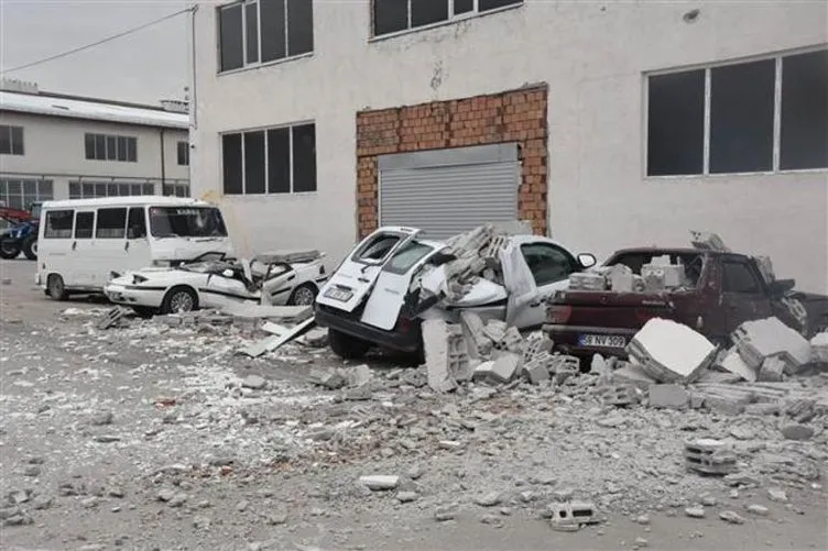 Sivas’ta fırtınada duvar yıkıldı; araçlar hasar gördü