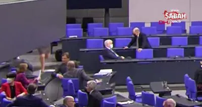 Almanya Tarım Bakanı basamağı fark etmeyince böyle düştü... | Video
