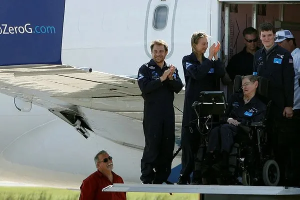 Stephen Hawking hayatını kaybetti