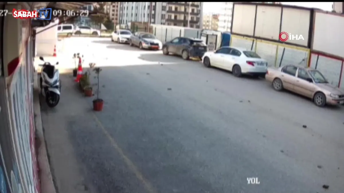 Fırtınanın yerinde söktüğü sac çatının park halindeki 2 aracın üzerine uçtuğu anlar kamerada | Video videosunu izle Fırtınanın yerinde söktüğü sac çatının park halindeki 2 aracın üzerine uçtuğu anlar kamerada | Video videosunu izle