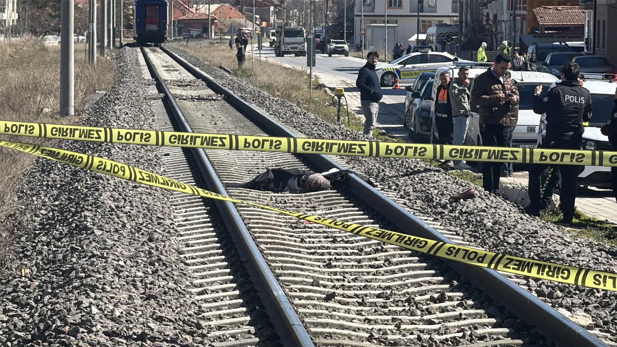 Kütahya’da feci kaza: Yolcu treninin çarptığı kadın öldü! Kütahya’da feci kaza: Yolcu treninin çarptığı kadın öldü!