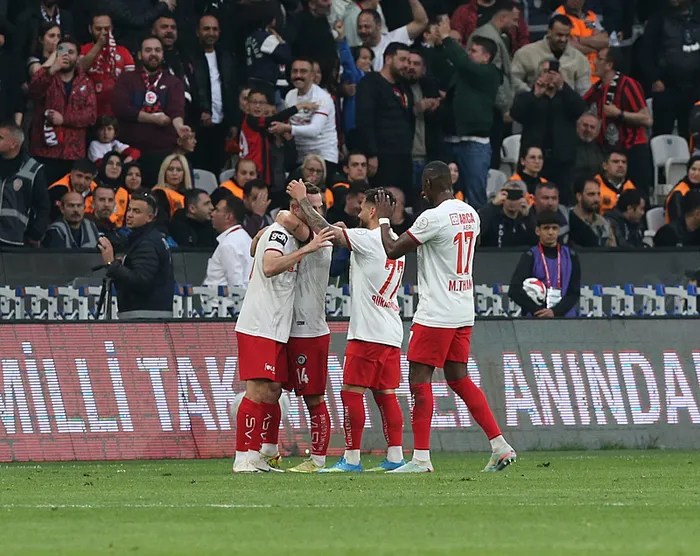 canli-super-lige-cikan-son-takim-belli-oluyor-finalde-esenler-erokspor-corum-fk-maci-1779642764287.jpeg