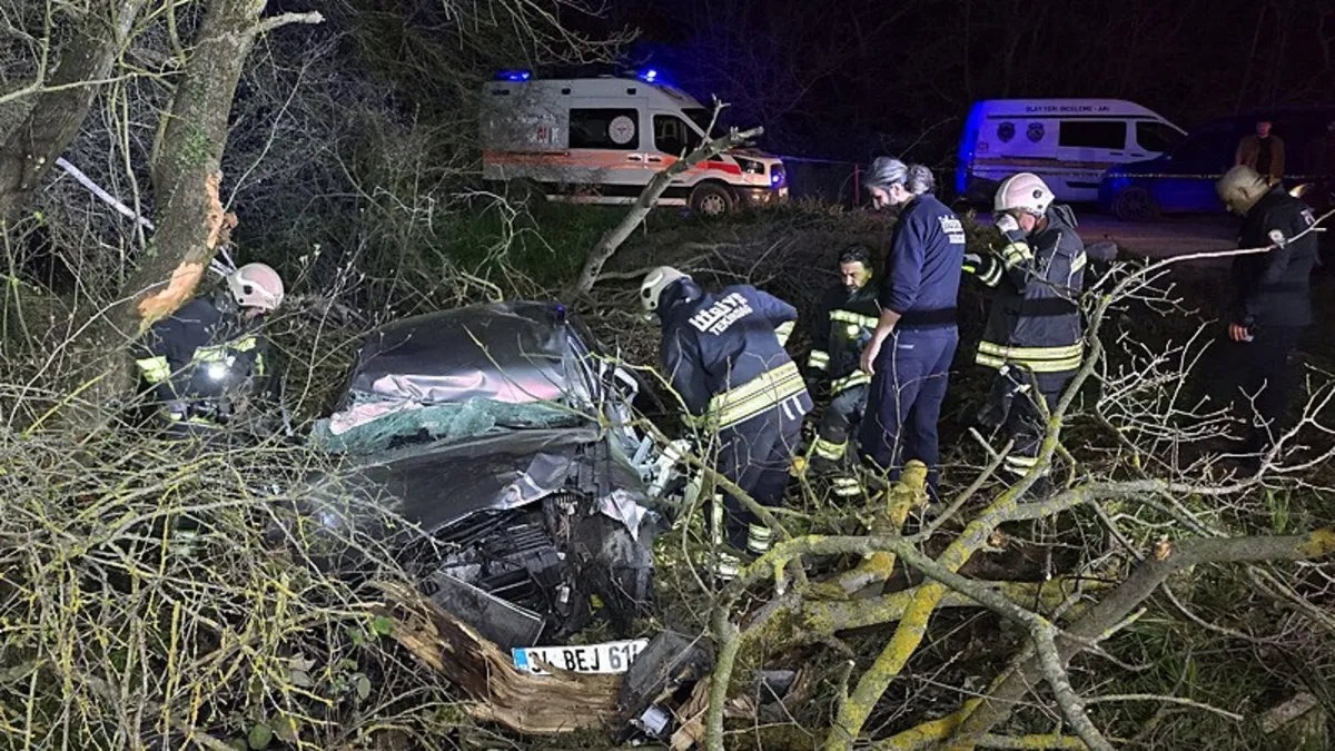Tekirdağ’da otomobil ormanlık alana devrildi 1 ölü, 3 yaralı Tekirdağ’da otomobil ormanlık alana devrildi 1 ölü, 3 yaralı
