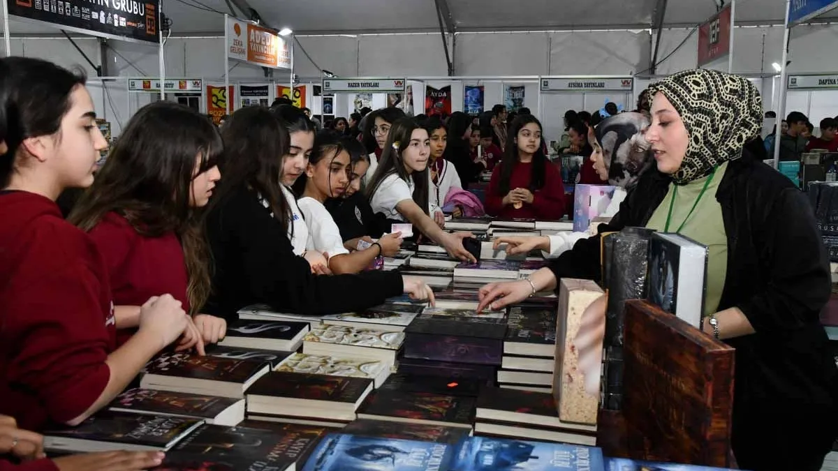 8. Kitap Fuarı yoğun ilgiyle açıldı