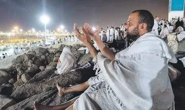 Arafat’ta eller semaya açılıyor