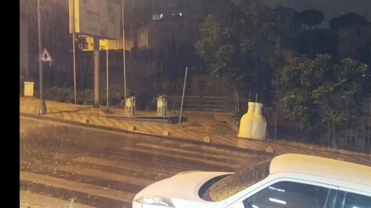Meteoroloji uyarmıştı! İstanbul’da sağanak yağış etkili oluyor Meteoroloji uyarmıştı! İstanbul’da sağanak yağış etkili oluyor