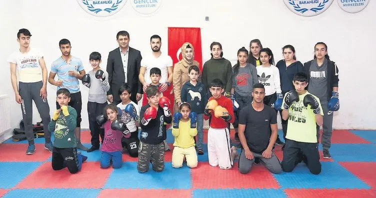 Mültecilere spor eğitimi
