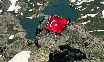 Fatihler ve Efeler’in bayraklı bayram namazı