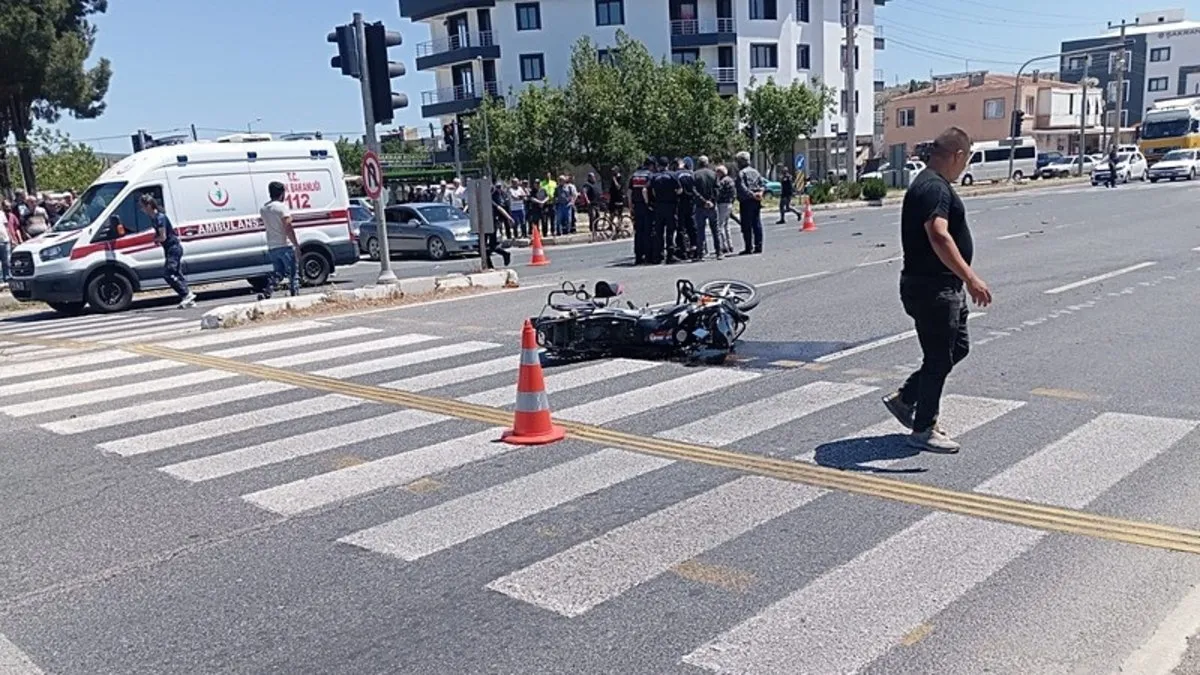 İzmir'de otomobil ile motosiklet çarpıştı: 1 ölü, 2 yaralı
