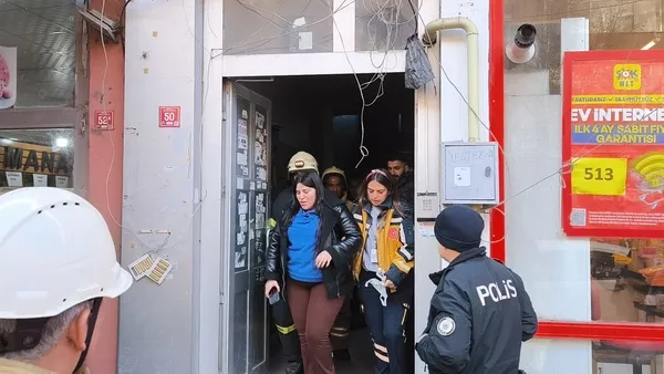 karsta-6-katli-apartman-girisinde-yangin-1i-cocuk-3-kisi-hastaneye-kaldirildi-1764319281362.jpg