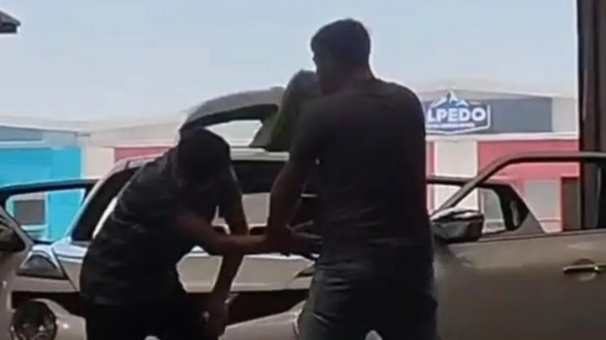 Çırağa ıslak havluyla dayak kamerada Çırağa ıslak havluyla dayak kamerada