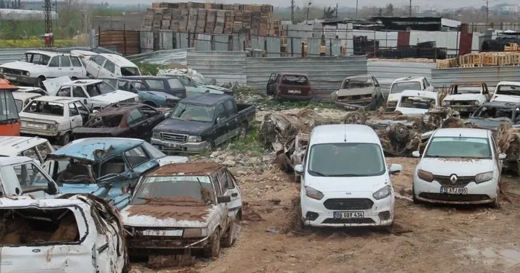 Su altında kalan 150 araç tahliye ediliyor