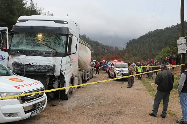 antalya-isparta-kara-yolunda-feci-kaza-7-kisi-hayatini-kaybetti-1775677599608.jpeg