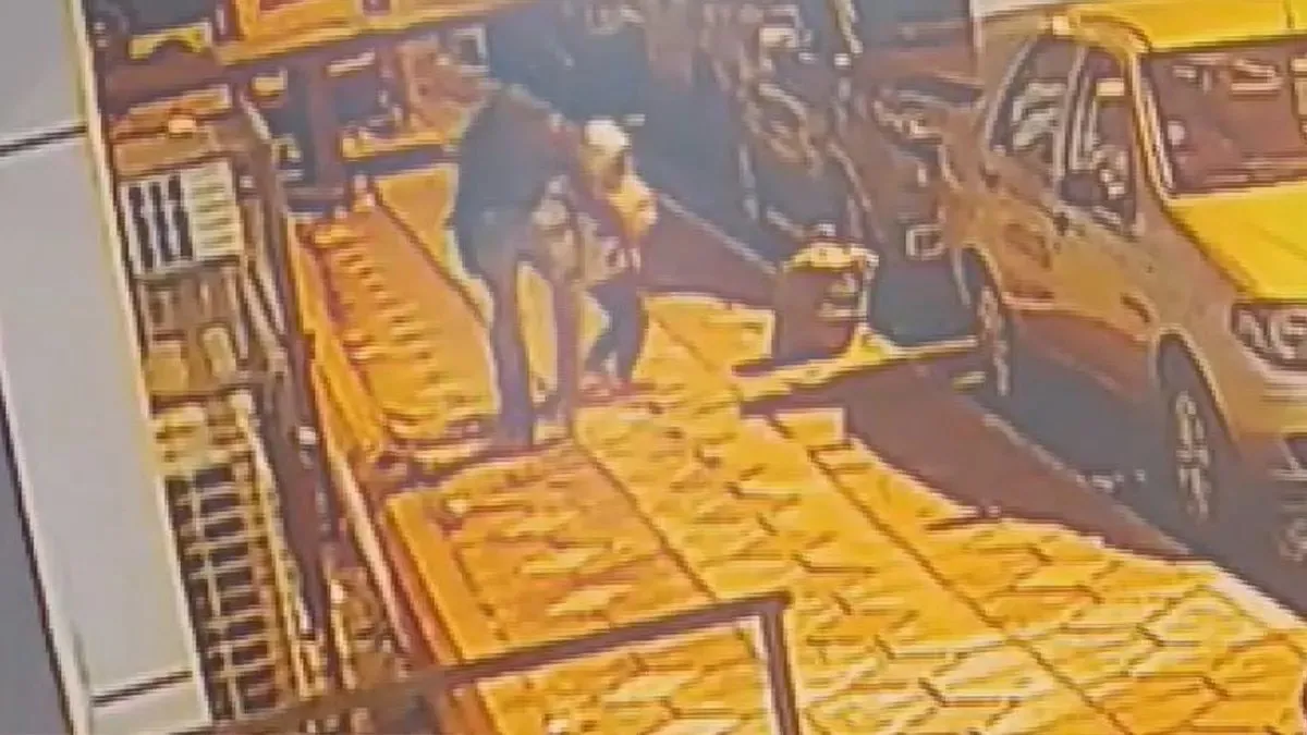 Babası bagajdan bir şey alırken, çocuğu kaçırmaya çalıştı: Pes dedirten ifade! Babası bagajdan bir şey alırken, çocuğu kaçırmaya çalıştı: Pes dedirten ifade!