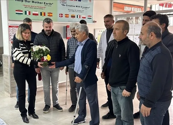asrin-felaketi-meslek-askini-yikamadi-enkazdan-cikip-ogrencilerine-kostular-1732433420184.jpg