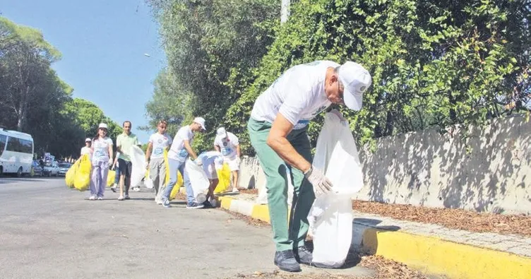 Turistler çöp topladı