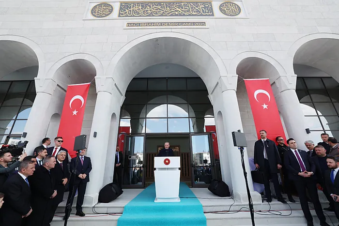 son-dakika-baskan-erdogan-birileri-bizleri-ruh-koklerimizden-koparmak-istese-de-degerlerimize-sahip-cikacagiz-1773749873124.jpeg Son dakika | Başkan Erdoğan: Birileri bizleri ruh köklerimizden koparmak istese de değerlerimize sahip çıkacağız