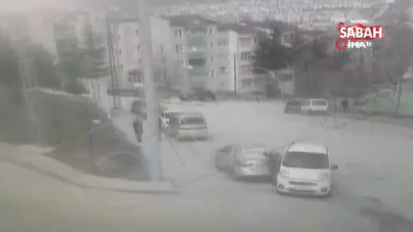 Otomobilin geri manevra yaparken kadına çarptığı anlar kamerada