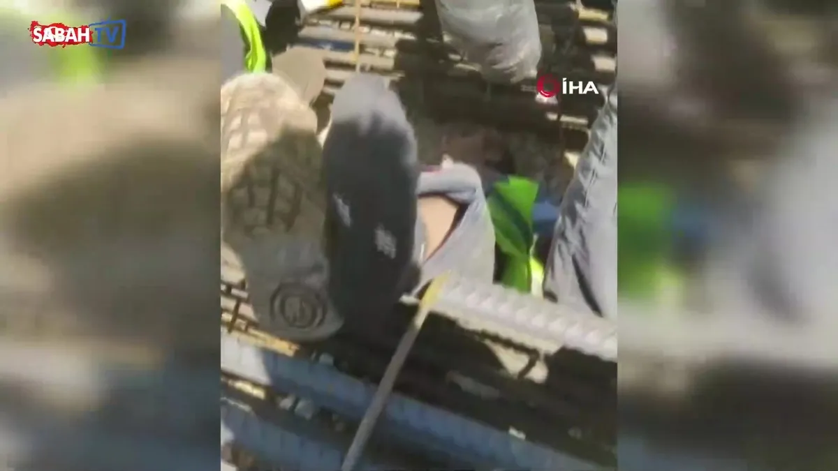Vinçten düşen demir kolonun altında kalan işçi yaralandı | Video videosunu izle Vinçten düşen demir kolonun altında kalan işçi yaralandı | Video videosunu izle