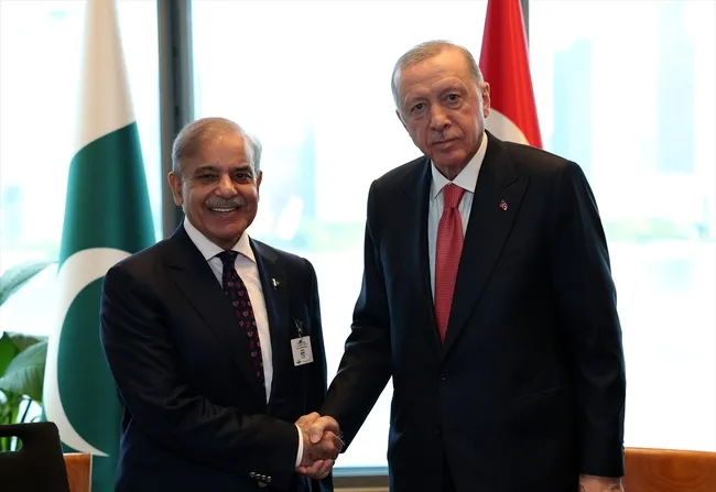 baskan-erdogan-pakistan-basbakani-serif-ile-gorustu-turkiye-elinden-geleni-yapmaya-hazir-1746636039582.jpg