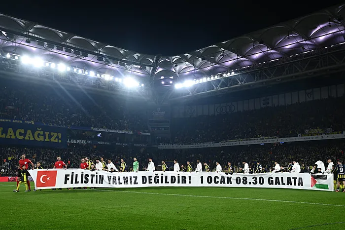 fenerbahce-ve-besiktastan-ziraat-turkiye-kupasinda-ortak-filistin-cagrisi-1766512525892.jpeg