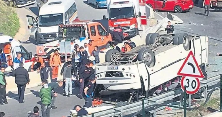 Öğrenci servisi devrildi: 34 yaralı