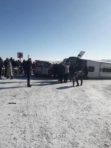 yolcu-otobusunun-devrilmesi-sonucu-17-kisi-yaralandi-1767448747745.jpg