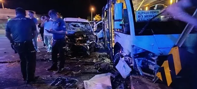 rizede-minibus-ile-hafif-ticari-arac-carpisti-10-kisi-yaralandi-1751926934112.jpeg