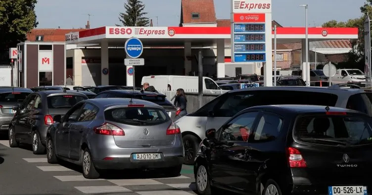 Fransa’da benzin kuyrukları! Ülkede akaryakıt tedarik sıkıntısı yaşanıyor