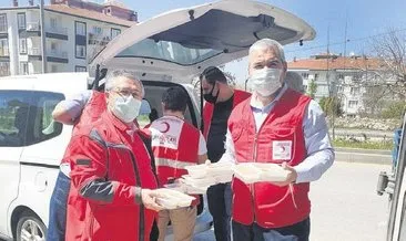 Ünal, Kızılay ile beraber yemek dağıttı