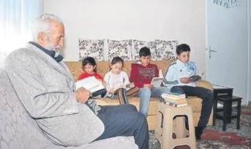 Evini kütüphaneye çevirdi