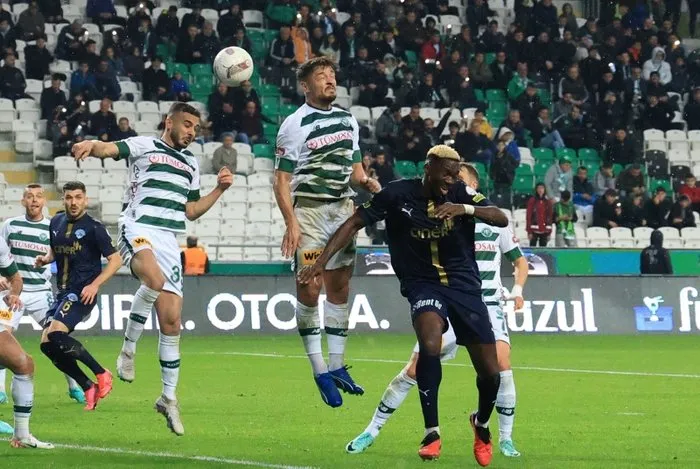 konyaspor-kasimpasayi-rahat-gecti-yesil-beyazlilar-tehlikeden-uzaklasti-1700928404350.jpg