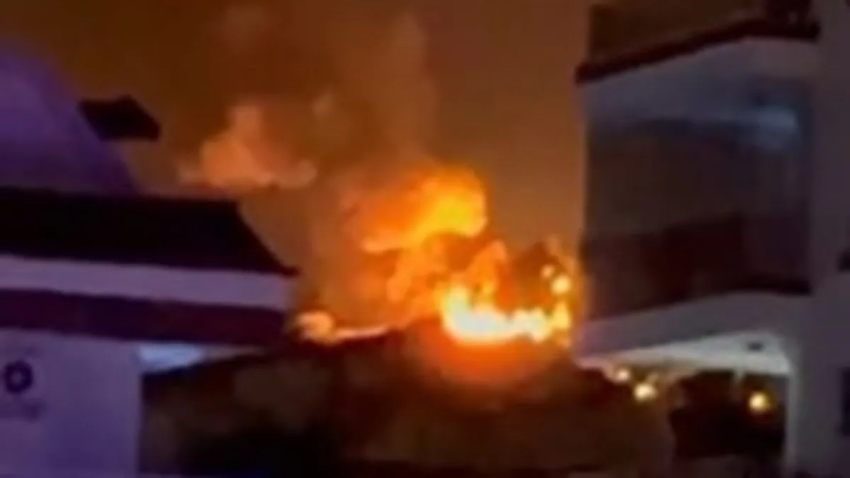 Antalya’da mutfak tüpü yüklü kamyonet alev alev yandı! ‘Evin önünde arabanın yanışını seyrettim’ Antalya’da mutfak tüpü yüklü kamyonet alev alev yandı! ‘Evin önünde arabanın yanışını seyrettim’