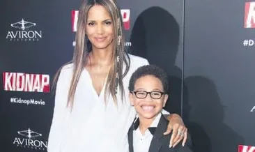 Filmdeki oğluyla kırmızı halıda