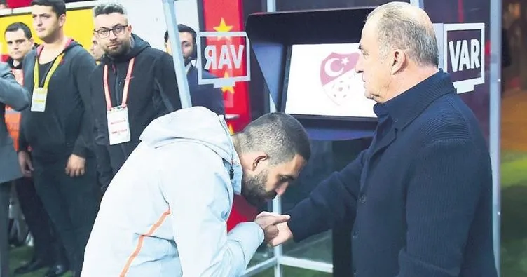 Arda Turan, Fatih Terim’in elini öptü