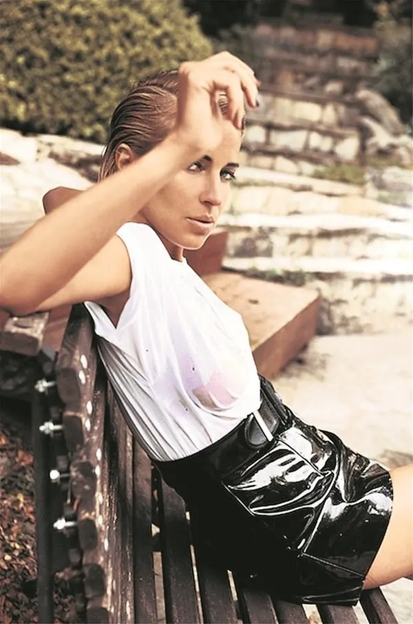 Burcu Esmersoy'dan cesur pozlar!