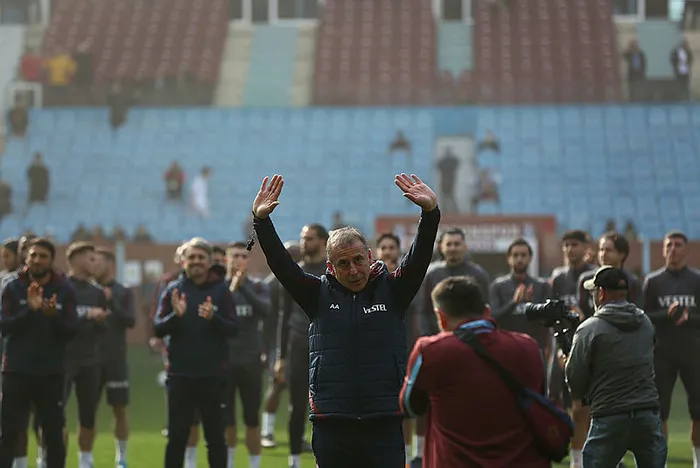 trabzonspor-tribunlerinden-sampiyonluk-kutlamasi-gibi-antrenman-iste-o-goruntuler-1651312790118.jpg